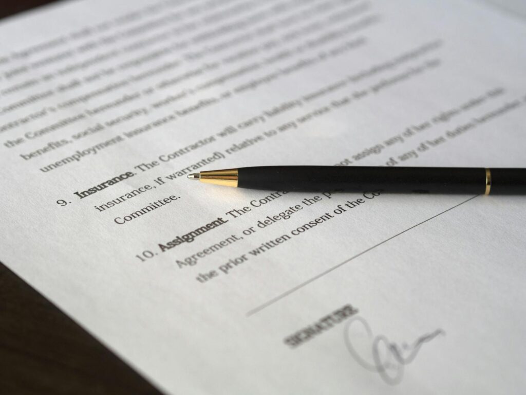 Dilekçe Hakkı, Bilgi Edinme Hakkı ve İhbar İkramiyesi Talep Etme HakkıVergi mükellefleri, hukuki çerçevede belirlenmiş haklara sahip olup, devletle olan ilişkilerinde bu hakları kullanabilmektedirler. Bunlardan üç önemli hak; Dilekçe Hakkı, Bilgi Edinme Hakkı ve İhbar İkramiyesi Talep Etme Hakkı olarak öne çıkmaktadır. Bu yazıda, bu hakların kapsamını, dayanaklarını ve nasıl kullanılabileceklerini inceleyeceğiz.Dilekçe Hakkı (3071 Sayılı Kanun)Dilekçe hakkı, vatandaşların ve vergi mükelleflerinin kamu kurumlarıyla olan ilişkilerinde resmi taleplerini iletebilmeleri için anayasal güvence altına alınmış bir haktır.Dilekçe Hakkının Kapsamı:Kamu kurumlarından talepte bulunma,Vergi işlemlerinde yanlışlık veya haksızlık olduğunu düşündüğünüz durumları bildirme,Vergi yükümlülükleriyle ilgili resmi itiraz ve başvurular yapma.Dilekçe Nasıl Verilir?Dilekçeler yazılı olarak hazırlanmalı ve imzalanmalıdır.İlgili vergi dairesine veya Gelir İdaresi Başkanlığı’na elden ya da posta yoluyla teslim edilebilir.Elektronik ortamda e-Devlet üzerinden de başvurular gerçekleştirilebilir.Dilekçeye Cevap Süresi:
3071 sayılı Dilekçe Hakkının Kullanılmasına Dair Kanun'a göre, ilgili kurumlar en geç 30 gün içinde dilekçelere yanıt vermek zorundadır.Bilgi Edinme Hakkı (4982 Sayılı Kanun)Vergi mükellefleri, 4982 sayılı Bilgi Edinme Hakkı Kanunu kapsamında devlet kurumlarından kendileriyle ilgili bilgi ve belgeleri talep edebilirler.Kimler Bilgi Talep Edebilir?Gerçek ve tüzel kişiler, kamu kurumlarının ellerinde bulunan bilgi ve belgeleri talep edebilirler.Bilgi Edinme Başvurusu Nasıl Yapılır?Yazılı dilekçe ile veya e-Devlet sistemi üzerinden yapılabilir.Gelir İdaresi Başkanlığı’nın resmi web sitesi üzerinden online olarak bilgi edinme talebi gönderilebilir.Başvurulara Cevap Süresi:Kurumlar, en geç 15 iş günü içinde başvurulara cevap vermelidir.Gizli bilgiler ve kişisel veriler bilgi edinme kapsamında talep edilemez.Örnek Kullanım Senaryosu:
Bir mükellef, geçmiş dönemlerde ödemiş olduğu vergilere ilişkin detayları öğrenmek için Gelir İdaresi Başkanlığı’na bilgi edinme başvurusunda bulunabilir.İhbar İkramiyesi Talep Etme Hakkı (1905 Sayılı Kanun)Vergi kaçakçılığı ve usulsüzlükleri bildiren kişilere, 1905 sayılı Kanun kapsamında ihbar ikramiyesi ödenmektedir.Kimler İhbar Edebilir?Vergi kaybına yol açan işlemleri tespit eden bireyler ihbarda bulunabilir.Anonim ihbarlar değerlendirilmez, ihbarcının kimlik bilgileri gizli tutulur.İhbar Nasıl Yapılır?Vergi Dairesi Başkanlıklarına ya da Gelir İdaresi Başkanlığı’na dilekçe ile.e-Devlet üzerinden elektronik ihbar formu doldurularak.İhbar İkramiyesi Nasıl Ödenir?Yapılan ihbar doğrultusunda inceleme ve denetim yapılır.Vergi kaybı tespit edilirse ihbarcıya ödeme yapılır.İkramiye, tespit edilen vergi kaybının belirli bir yüzdesi olarak hesaplanır.İhbarın Geçerli Olması İçin Şartlar:Somut ve doğrulanabilir deliller içermelidir.Vergi kaçırma işlemi kesinleşmiş olmalıdır.SonuçVergi mükellefleri, devletle olan ilişkilerinde dilekçe hakkını kullanarak taleplerini iletebilir, bilgi edinme hakkı sayesinde şeffaf bir vergi sistemine ulaşabilir ve ihbar ikramiyesi hakkı ile vergi kayıplarının önüne geçebilirler. Bu hakların doğru kullanımı, hem bireysel hem de kamusal fayda sağlamaktadır.Bir sonraki yazımızda mükelleflerin Vergi Mahremiyeti ve Vergi İnceleme Sürecinde Bilgilendirilme Hakkı konularını ele alacağız.